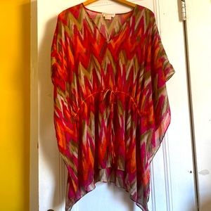 THIS BEAUTIFUL TOP IS IN GREAT CONDITION